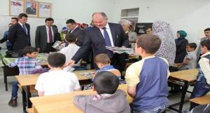 Suriyeli Minikler Türkçe Öğrenmeye İlk Adımı Ankara Valisi Mehmet Kılıçların Dağıttığı Kitaplarla Atacaklar