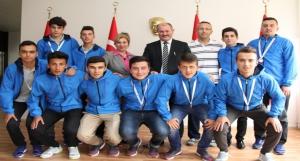 Sincan Ahmet Andiçen MTAL Futbolcuları Türkiye 3.lüğü Gururunu Bozkurtla Paylaştı