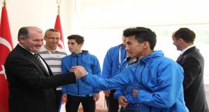 Sincan Ahmet Andiçen MTAL Futbolcuları Türkiye 3.lüğü Gururunu Bozkurtla Paylaştı