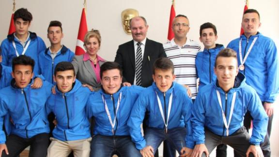 Sincan Ahmet Andiçen MTAL Futbolcuları Türkiye 3.lüğü Gururunu Bozkurtla Paylaştı