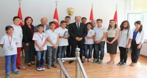 Şahin Ortaokulunun Genç Bilim Adamları Birincilik Sevincini Erol Bozkurtla Paylaştı