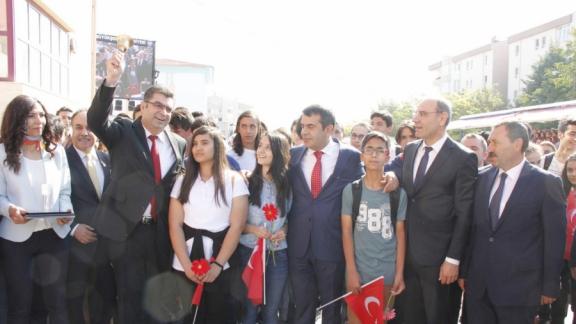 2016-2017 Eğitim-Öğretim Yılı İlk Ders Zili Şehit Ömer Halisdemir Anadolu Lisesinde Çaldı