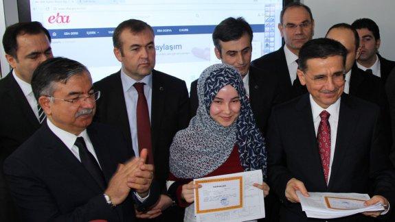 Ankara Fen Lisesi Öğrencileri Karnelerini Millî Eğitim Bakanı İsmet Yılmazın Elinden Aldı