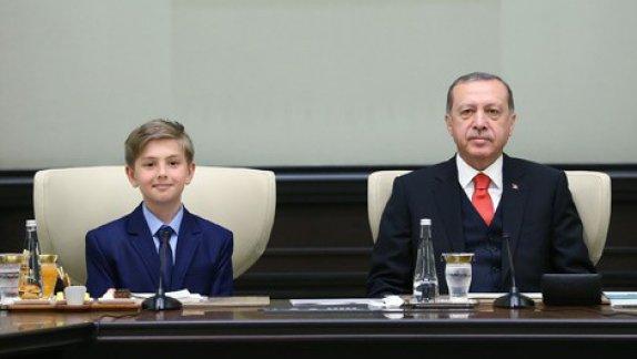 23 Nisan Kutlamaları İçin, Bakan Yılmaz ve Beraberindeki Çocuklar Cumhurbaşkanımız Recep Tayyip Erdoğanı Ziyaret Etti