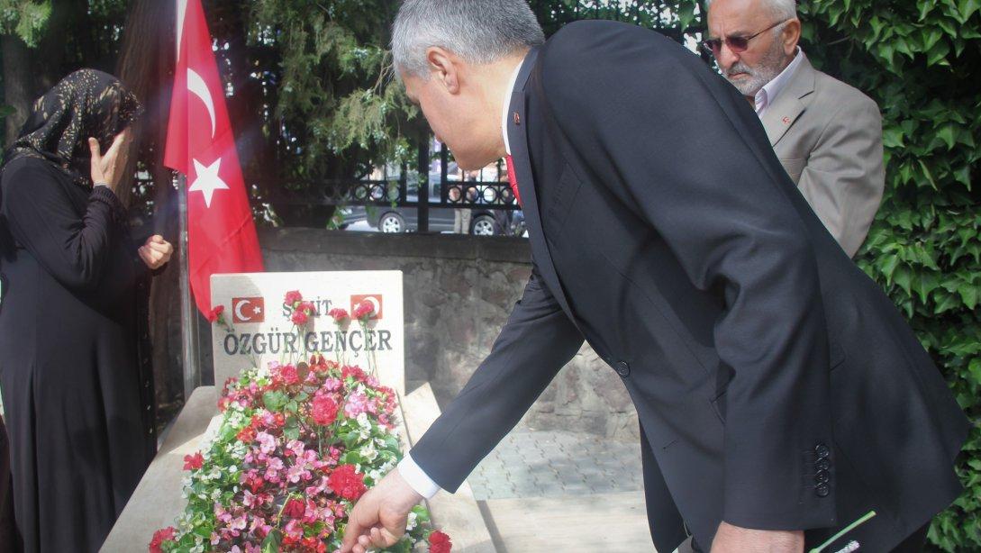 İl Milli Eğitim Müdürümüz Sayın Turan AKPINAR, Ankara Karşıyaka Mezarlığındaki 15 Temmuz Demokrasi Şehitliğini ziyaret ettiler