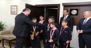 23 Nisan Ortaokulunun Güreşçileri Şampiyonluk Sevincini Erol Bozkurt la Paylaştı