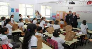 Okullarda Kuru Üzüm Dağıtımı Sayın Bakanımızın Katılımıyla Başladı