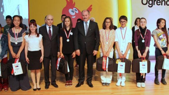 AByi Öğreniyorum Bilgi Yarışması Ödül Töreninden Ankaraya Birincilik Ödülü