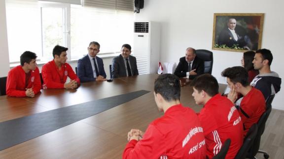 Ankara Aziziye Anadolu Lisesinin Şampiyonlarından Erol Bozkurta Ziyaret