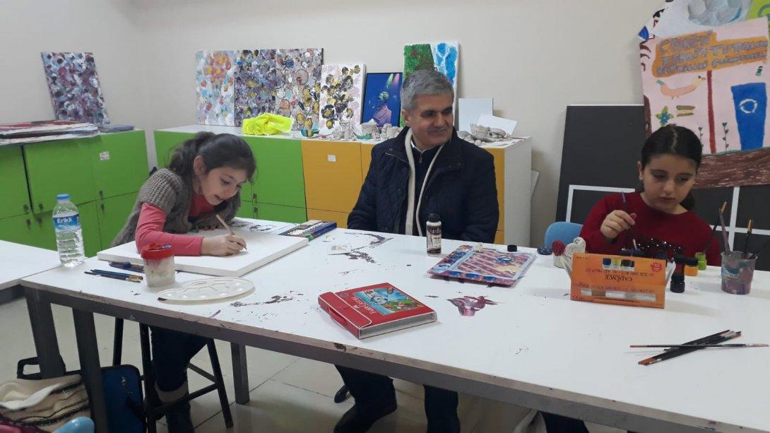  Milli Eğitim Müdürümüz Sayın Turan AKPINAR, Yenimahalle Bilim ve Sanat Merkezinde okuyan öğrencileri ziyaret etti. 