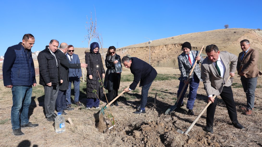 ŞEHİT ÖĞRETMENLER ANITI VE HATIRA ORMANINDA FİDAN DİKİMİ YAPILDI